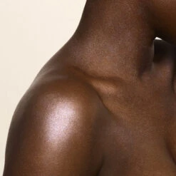 Valentino Born In Roma Crème Hydratante Parfumée Texture Gel Effet Nacré 11 Valentino Born In Roma Crème Hydratante Parfumée Texture Gel Effet Nacré -Kapao Magasin born in roma body 4