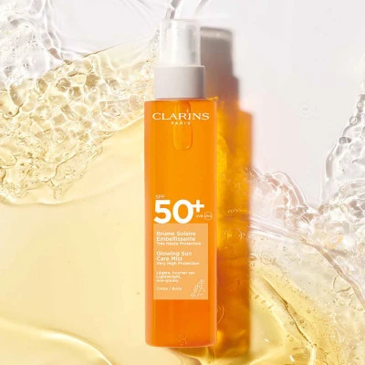 Clarins Brume Solaire Embellissante Très Haute Protection Corps SPF50+ 2 Clarins Brume Solaire Embellissante Très Haute Protection Corps SPF50+ – Image 2