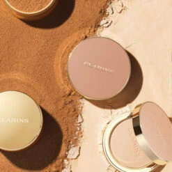 Clarins Ever Matte Compact Powder Poudre Compacte Matifiante Infusée Au Lait De Pêcher 22 Clarins Ever Matte Compact Powder Poudre Compacte Matifiante Infusée Au Lait De Pêcher -Kapao Magasin ever mat cpct pwdr 2