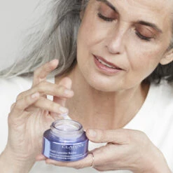 Clarins Nutri-Lumière Revive Crème Jour Embellissante Revitalisante 7 Clarins Nutri-Lumière Revive Crème Jour Embellissante Revitalisante -Kapao Magasin nutri lum revive 2