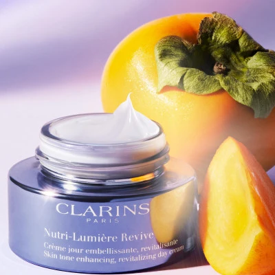 Clarins Nutri-Lumière Revive Crème Jour Embellissante Revitalisante 5 Clarins Nutri-Lumière Revive Crème Jour Embellissante Revitalisante – Image 5