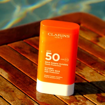 Clarins Stick Solaire Invisible SPF50 Protection Solaire Visage UVA/UVB 50 4 Clarins Stick Solaire Invisible SPF50 Protection Solaire Visage UVA/UVB 50 – Image 4